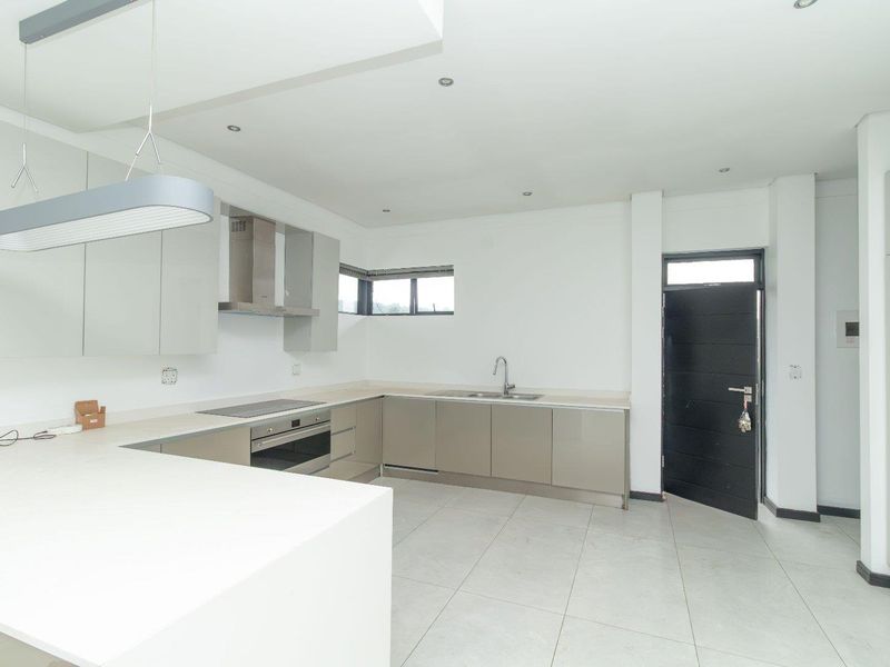 Luxurious Penthouse with Stunning Views and Modern Amenities - Photo 7