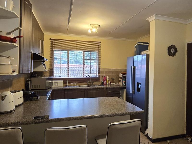 Spacious 2 Bedroom Apartment for Sale in Mooikloof Ridge - Photo 2