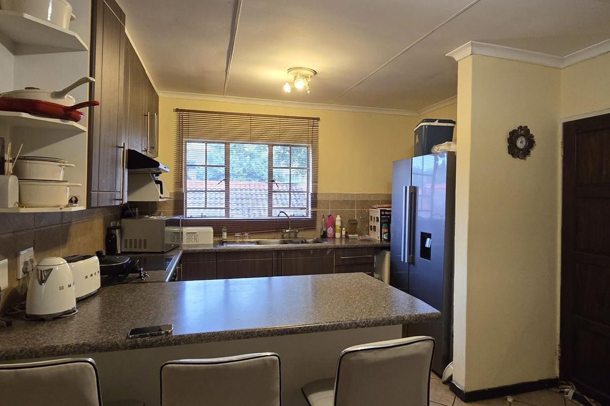 Spacious 2 Bedroom Apartment for Sale in Mooikloof Ridge - Photo 2