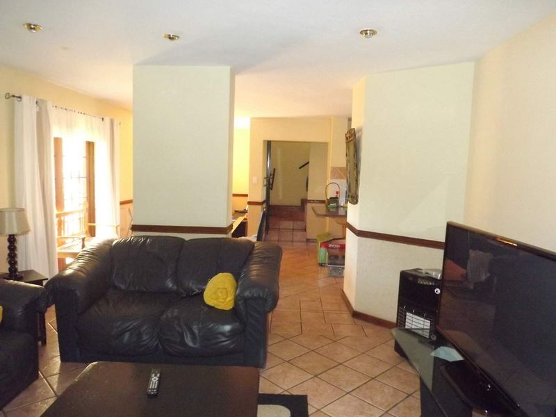 Charming 3 Bedroom Townhouse - Photo 7