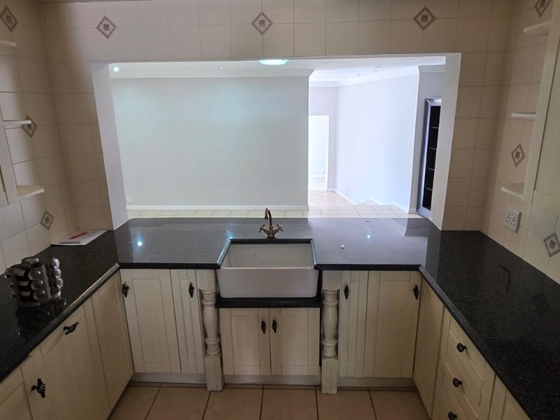 Exceptional 6-Bedroom Family Home with Outstanding Entertainment Space in Noordheuwel - Photo 4