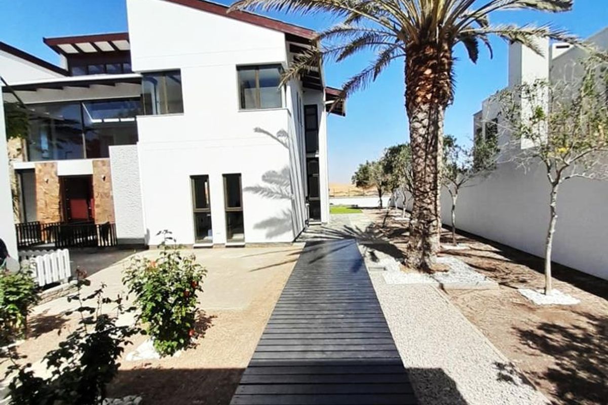 DUNEVIEW MANSION IN PERFECT AREA WITH UNINTERUPTED DUNEVIEWS!! - Photo 3