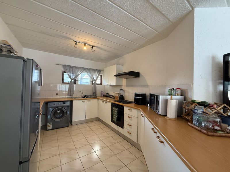 Charming 2-Bedroom Apartment in Sandown - Sole Mandate - Photo 3