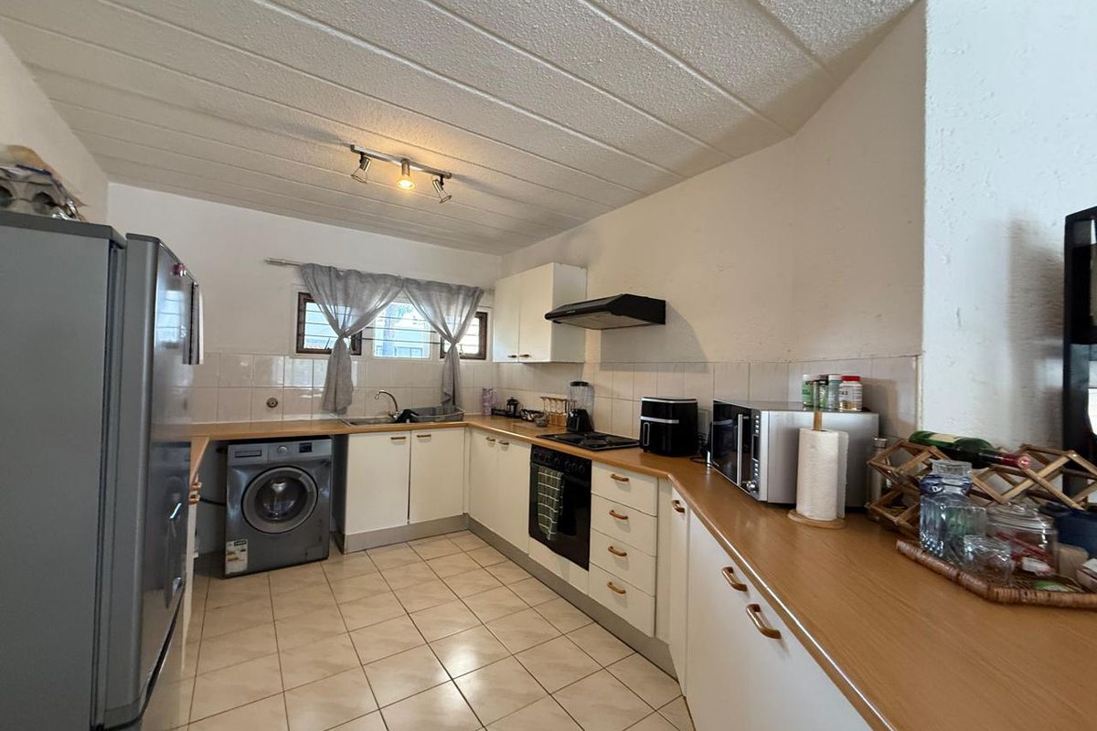 Charming 2-Bedroom Apartment in Sandown - Sole Mandate - Photo 3