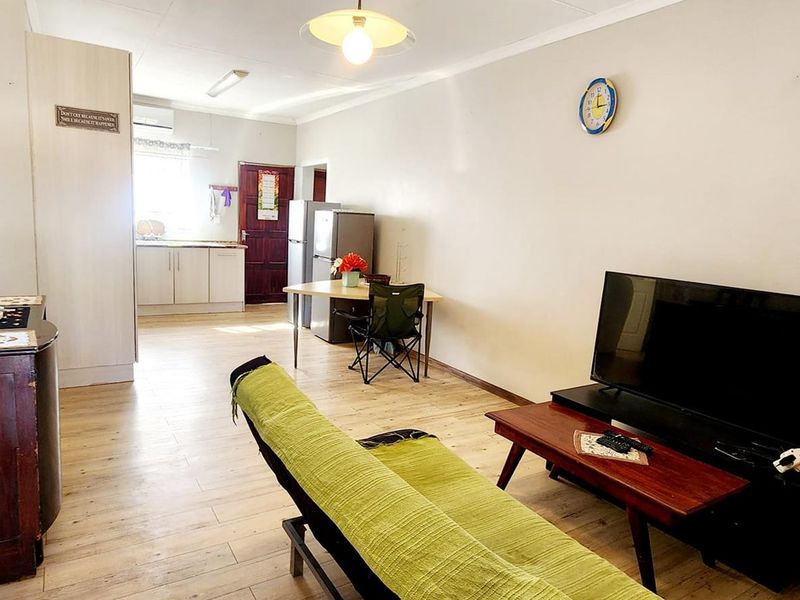 This charming semi-attached house can be yours! - Photo 2