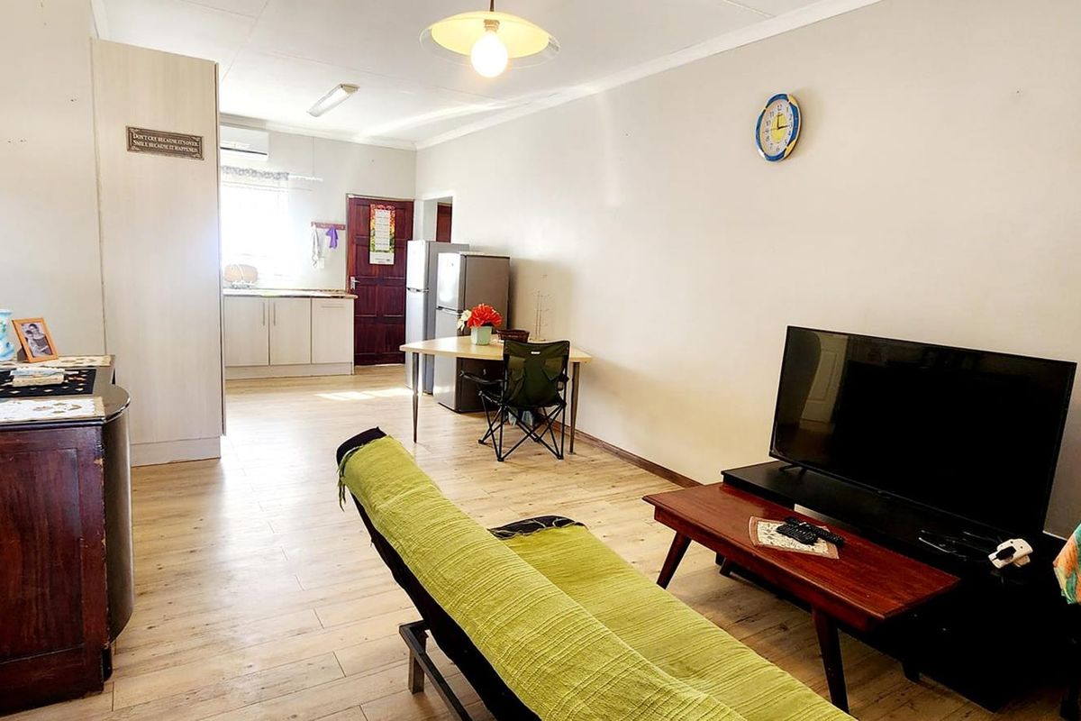 This charming semi-attached house can be yours! - Photo 2