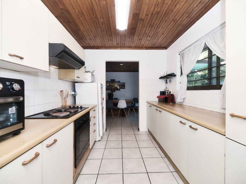 Comfortable family home in Westcliff - Photo 9