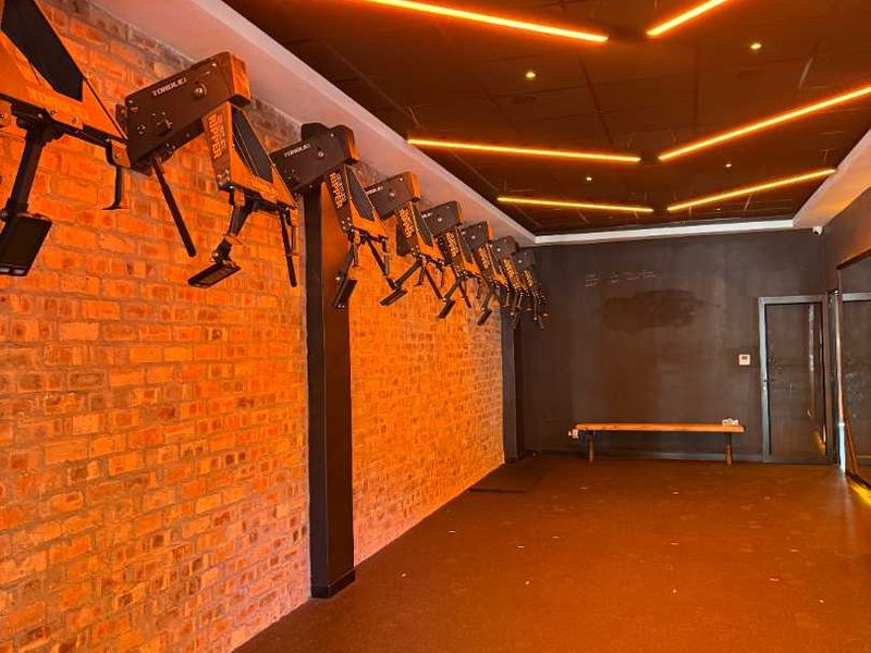 36m2 of retail space within a heated Hyrox gym ideal for fitness, chiropractors - Photo 3