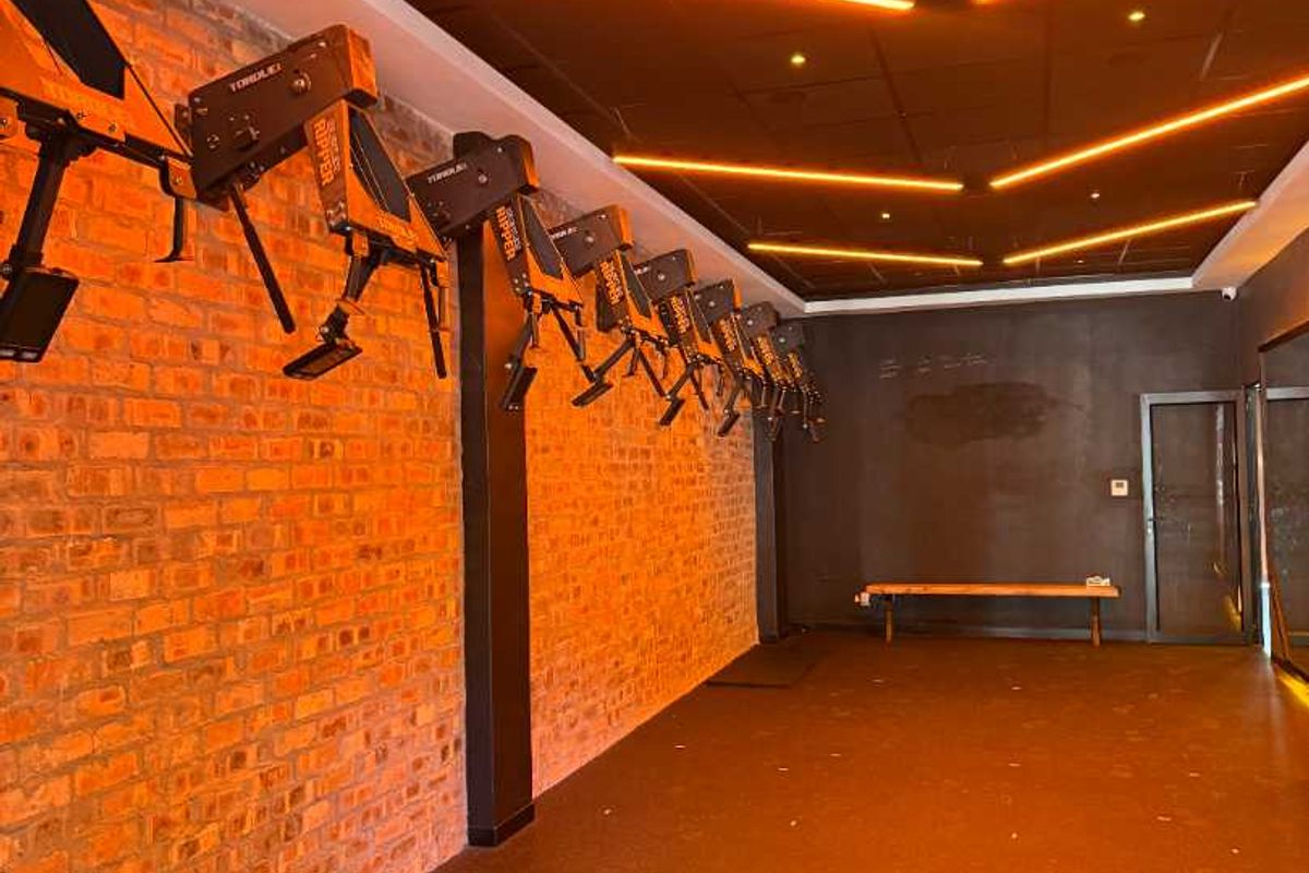 36m2 of retail space within a heated Hyrox gym ideal for fitness, chiropractors - Photo 3