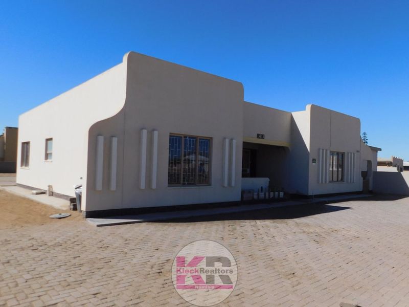 3 Bedroom House for Sale in Henties Bay Central 233m2 - Photo 2