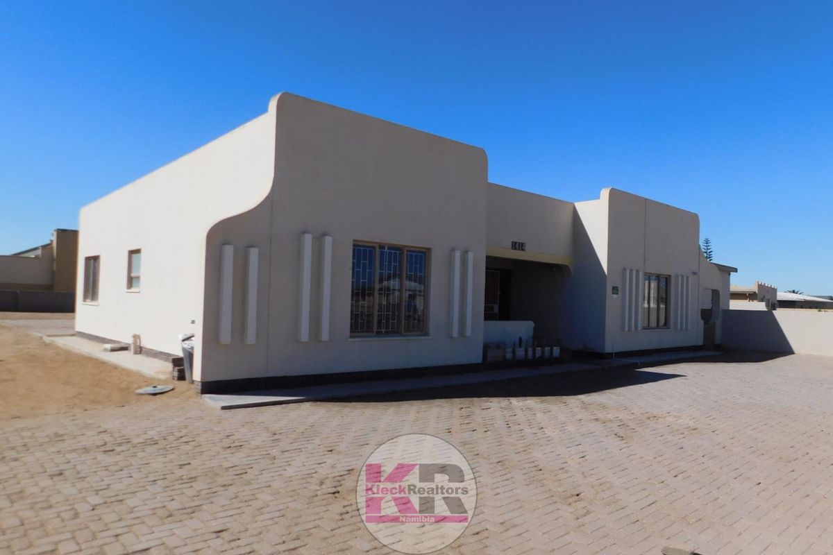 3 Bedroom House for Sale in Henties Bay Central 233m2 - Photo 2
