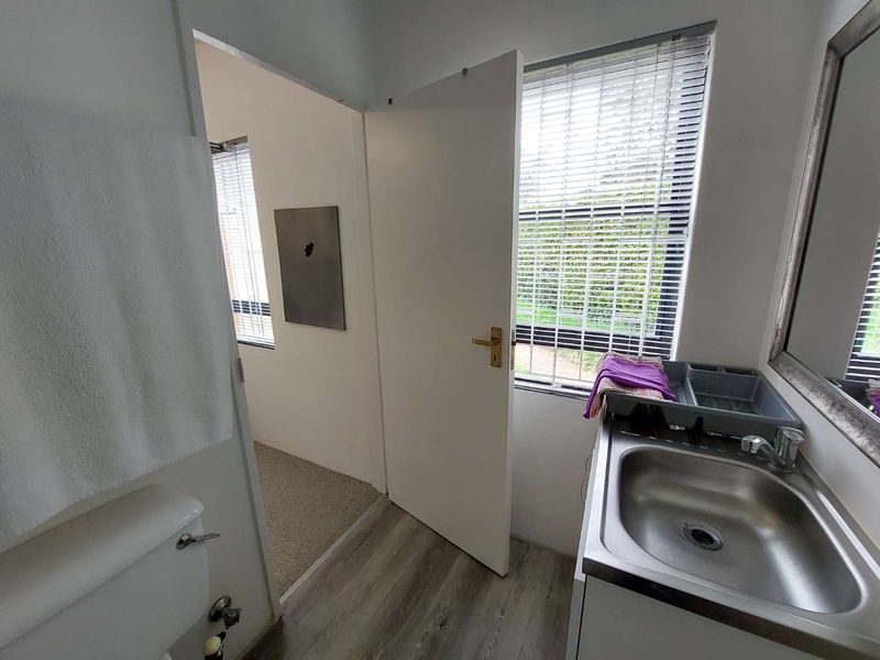 1 Bedroom Bachelor Pad In Newlands - Photo 4