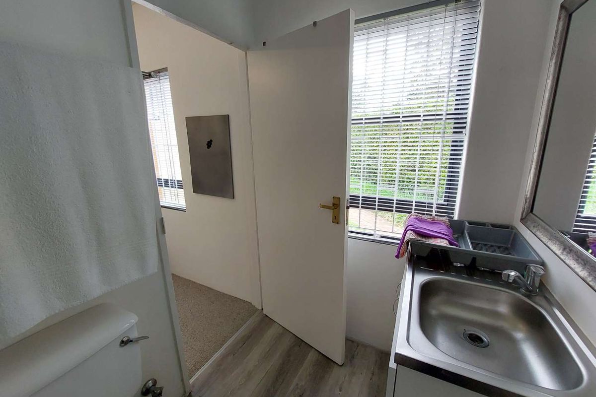 1 Bedroom Bachelor Pad In Newlands - Photo 4