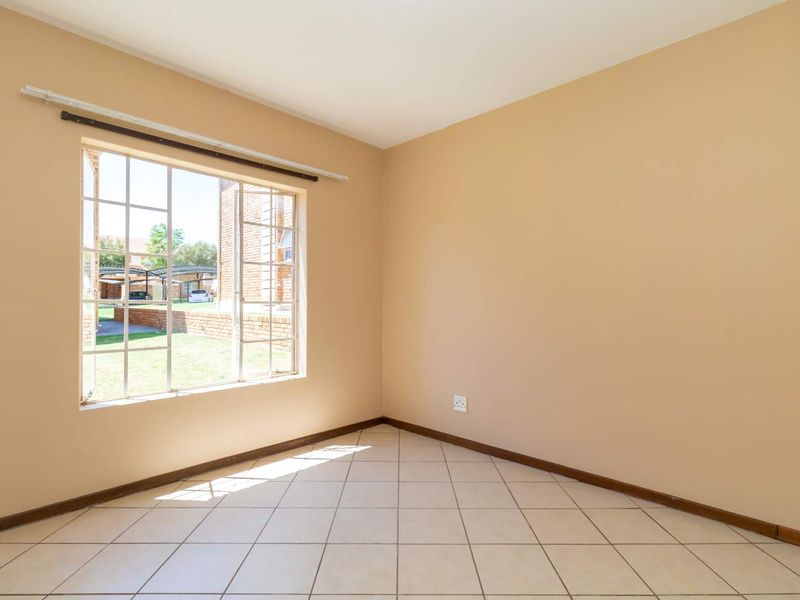 NEAT 2 BED 2 BATH GROUND FLOOR APPARTMENT. SUITABLE FOR A SMALL FAMILY . - Photo 10