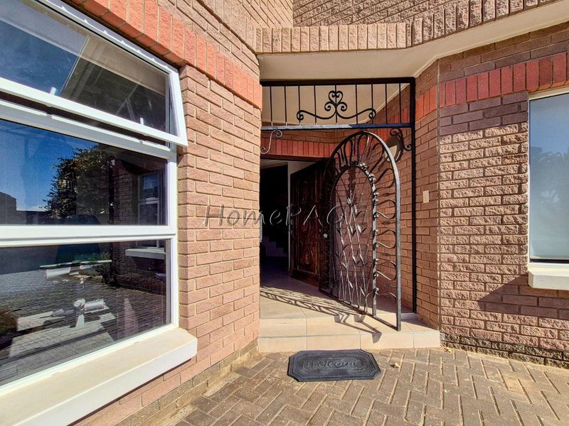 Meersig, Walvis Bay:  Large Home close to Lagoon is for Sale - Photo 3