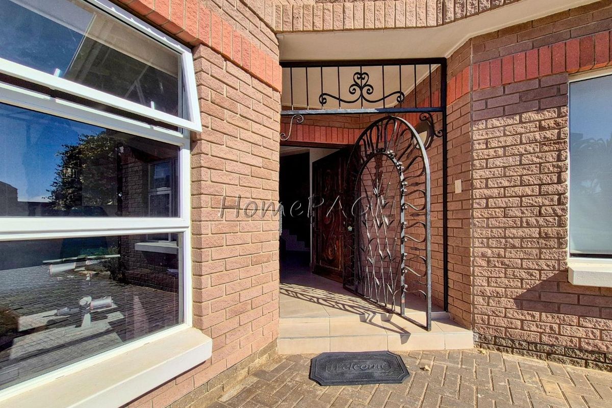 Meersig, Walvis Bay:  Large Home close to Lagoon is for Sale - Photo 3