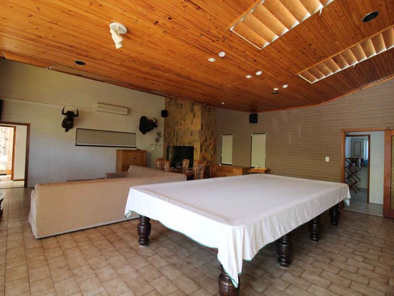 Huge Family House - Photo 2