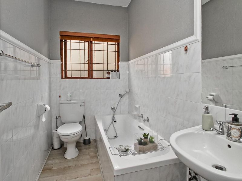 Charming Pet-Friendly Townhouse in a Secure Complex - Photo 10