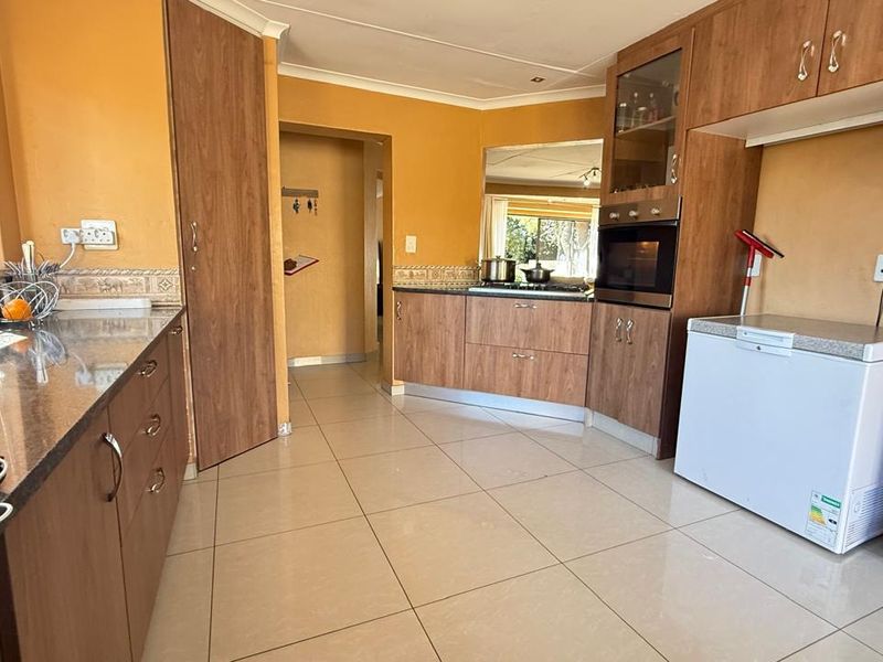 Lovely Home in Quiet and Secure Estate - Photo 9