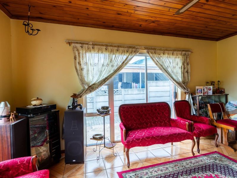 Idasvallei Family Home: Winelands Living with Mountain Views - Photo 7