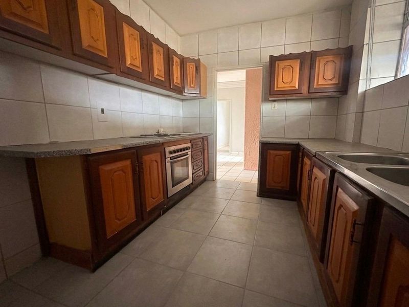 Spacious Ground Floor Apartment with Private Garden - Photo 8