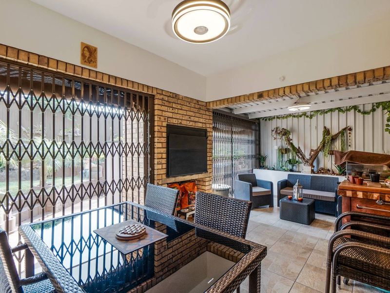 Face brick secure townhouse with sea views - Photo 2