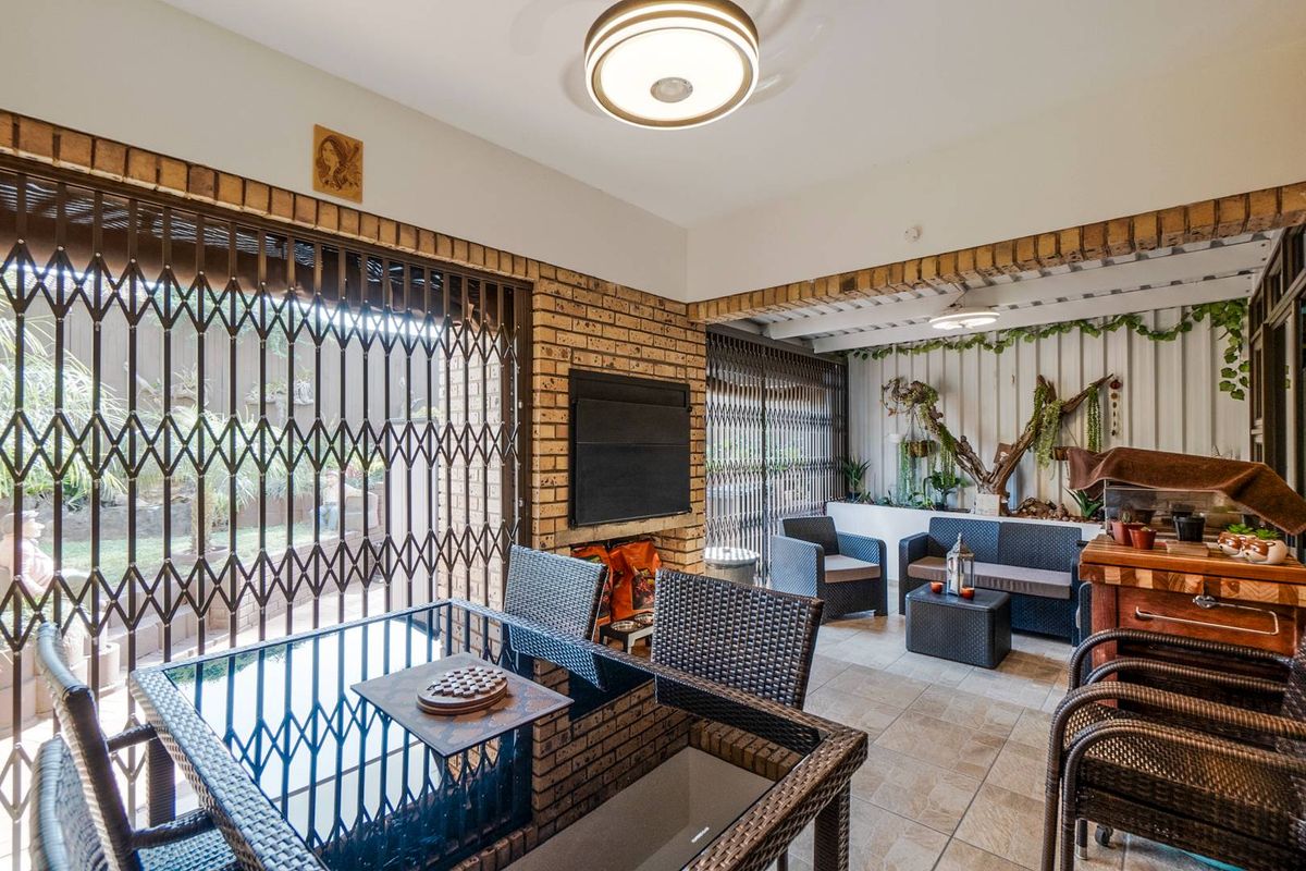 Face brick secure townhouse with sea views - Photo 2