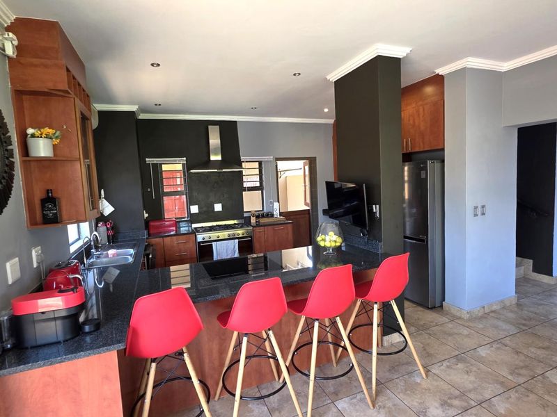 4 Bedroom 3.5 Bathroom Double Storey Family Home in Leloko - Photo 6