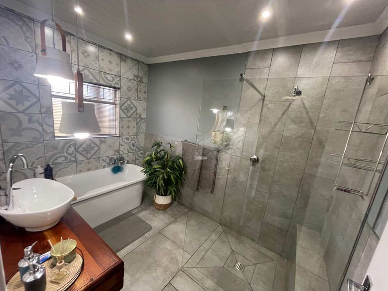 The Complete Package – Spacious Family Living with a Separate 2-Bedroom Flat - Photo 8