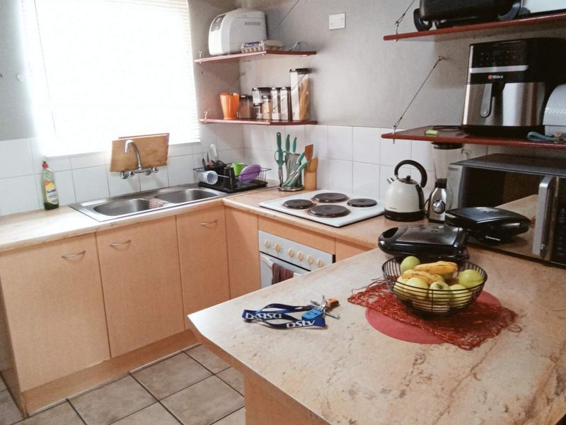 Spacious 3-Bedroom Townhouse in Secure, Sought-After Complex - Photo 3