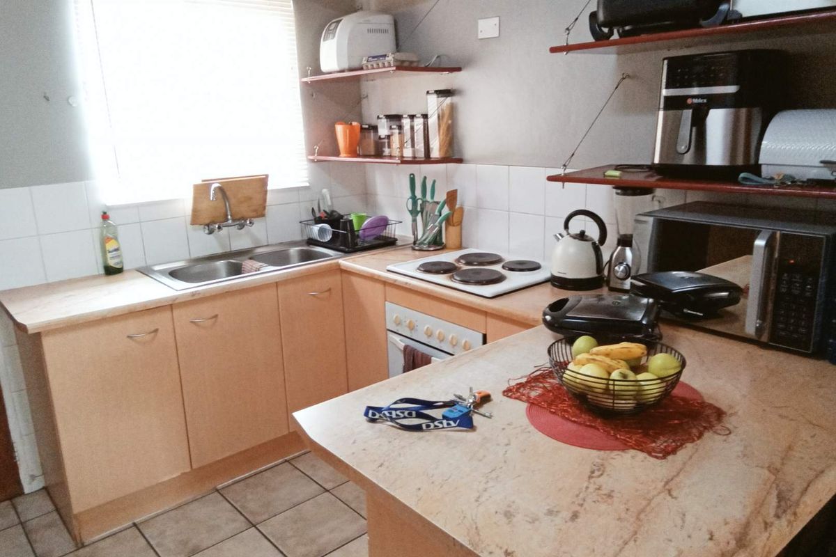 Spacious 3-Bedroom Townhouse in Secure, Sought-After Complex - Photo 3