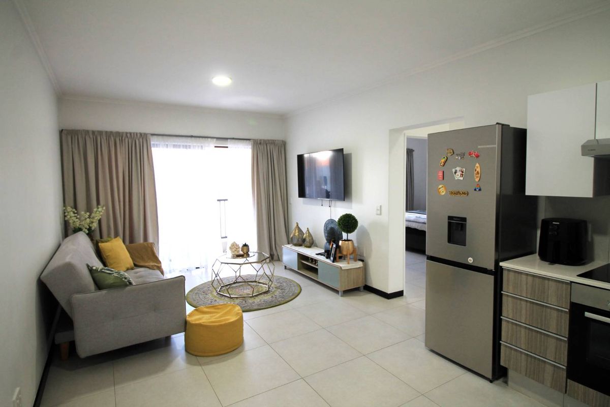 Stunning Three Bedroom Apartment in Ventura - Photo 3