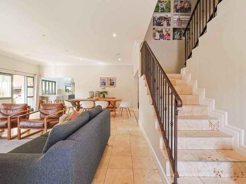 Elegant 5-Bedroom Family Residence in an Exclusive Secure Estate - Photo 9