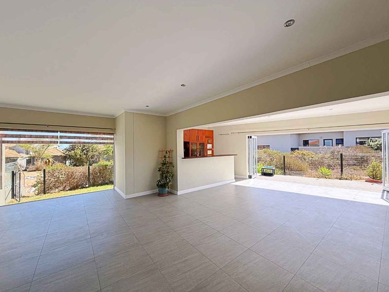 Modern Family Home with Exceptional Views - Photo 10