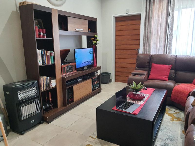 Stunning 3 bed, 2 bath unit in a secure complex - Photo 4