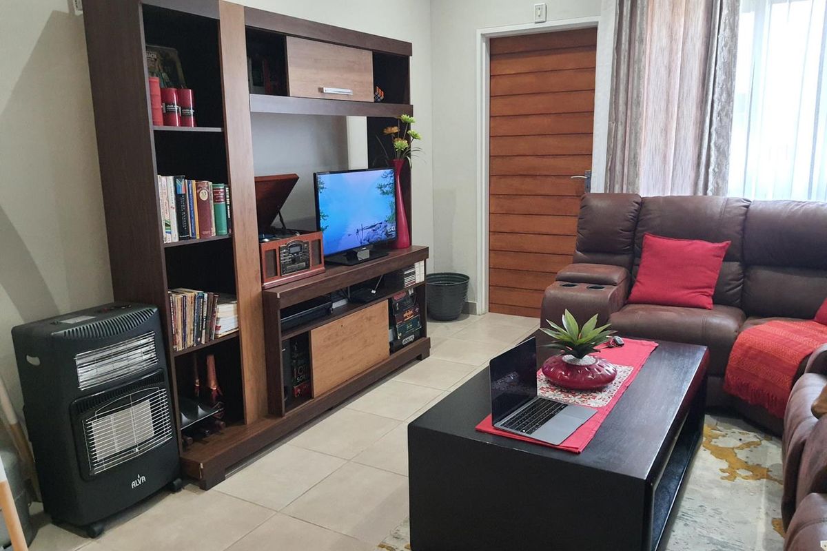 Stunning 3 bed, 2 bath unit in a secure complex - Photo 4