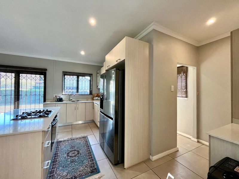 Stylish 3-Bedroom Family Home with Garden & Estate Amenities - Photo 5