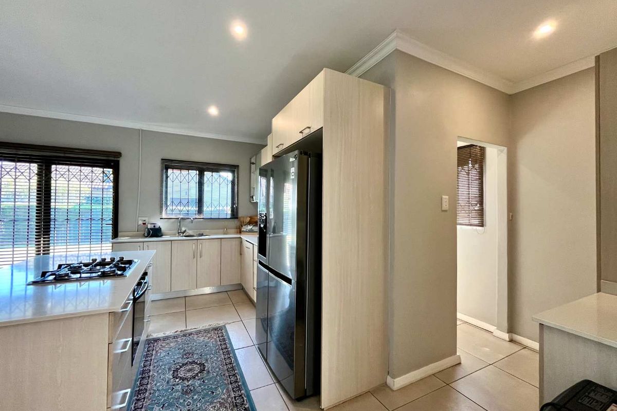 Stylish 3-Bedroom Family Home with Garden & Estate Amenities - Photo 5