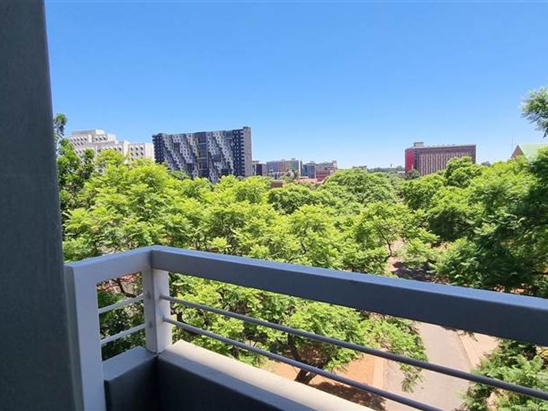 HATFIELD - 2 BEDROOM APARTMENT WALKING DISTANCE TO PRETORIA UNIVERSITY - Photo 2