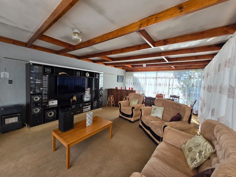 Spacious 3-Bed Family Home with Pool & Scenic Views in Glenanda - Photo 5