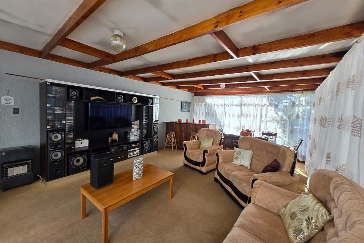 Spacious 3-Bed Family Home with Pool & Scenic Views in Glenanda - Photo 5