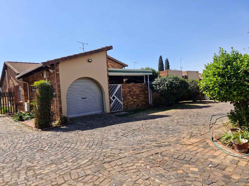 CHARMING PET FRIENDLY TOWNHOUSE - BEYERS PARK - Photo 10