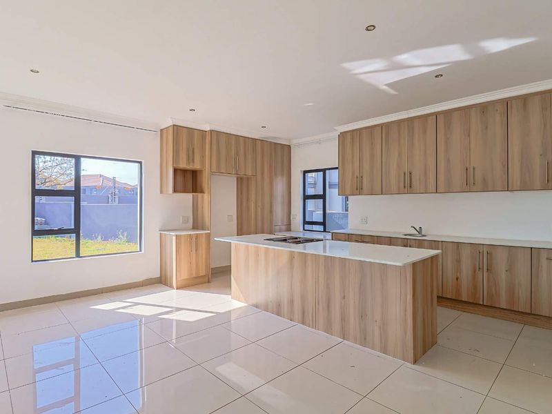 Elegant Home in Sought-After Melodie Estate. - Photo 8