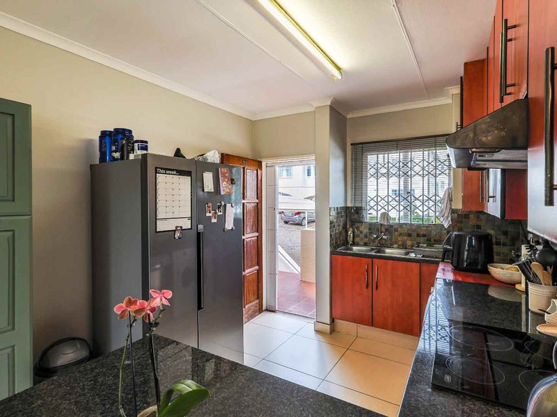 Modern, Spacious 3 Bedroom – Secure Living with a View - Photo 5