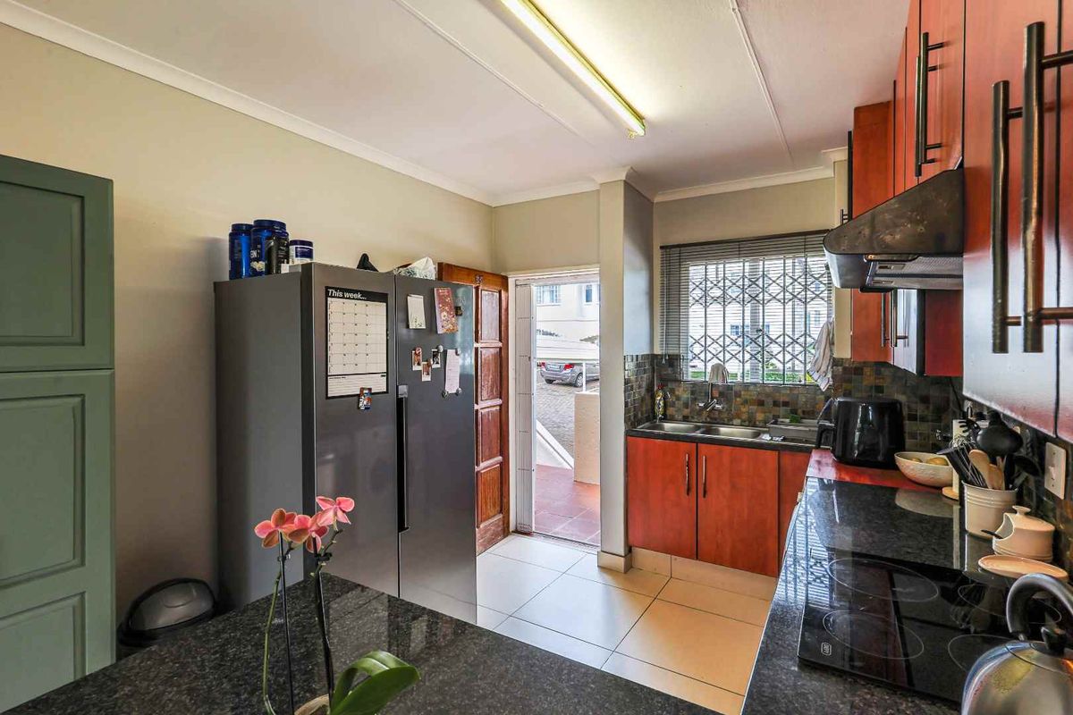 Modern, Spacious 3 Bedroom – Secure Living with a View - Photo 5