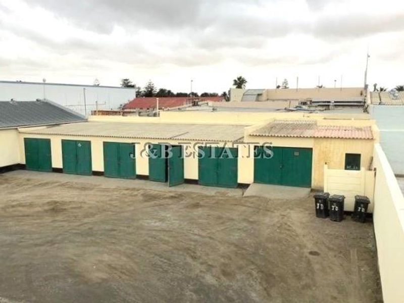Prime Investment Opportunity: Mixed-Use Building with 2 Commercial Spaces & 3 x 2-Bedroom Flats - Photo 5