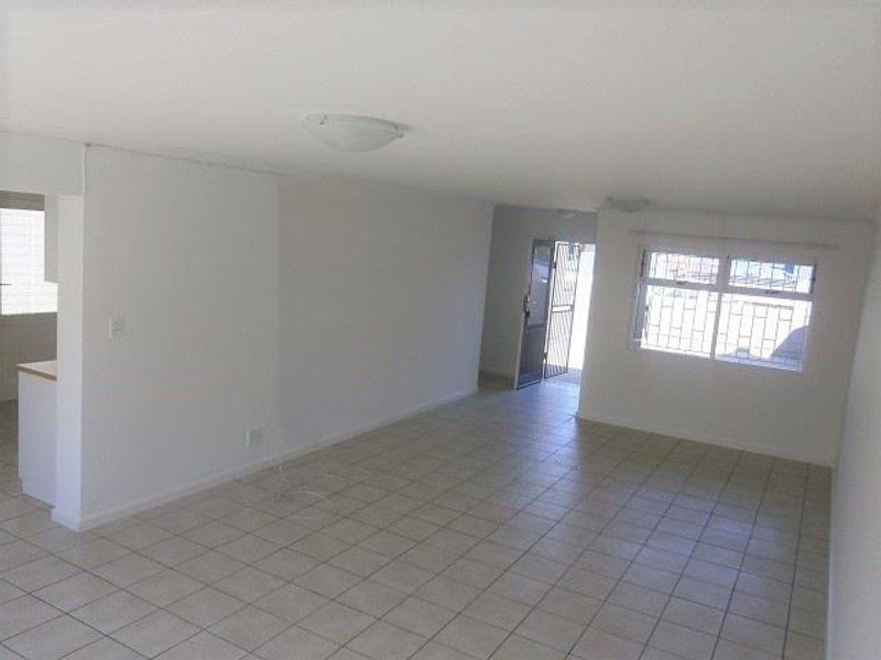 Adorable, spacious Living - Photo 2