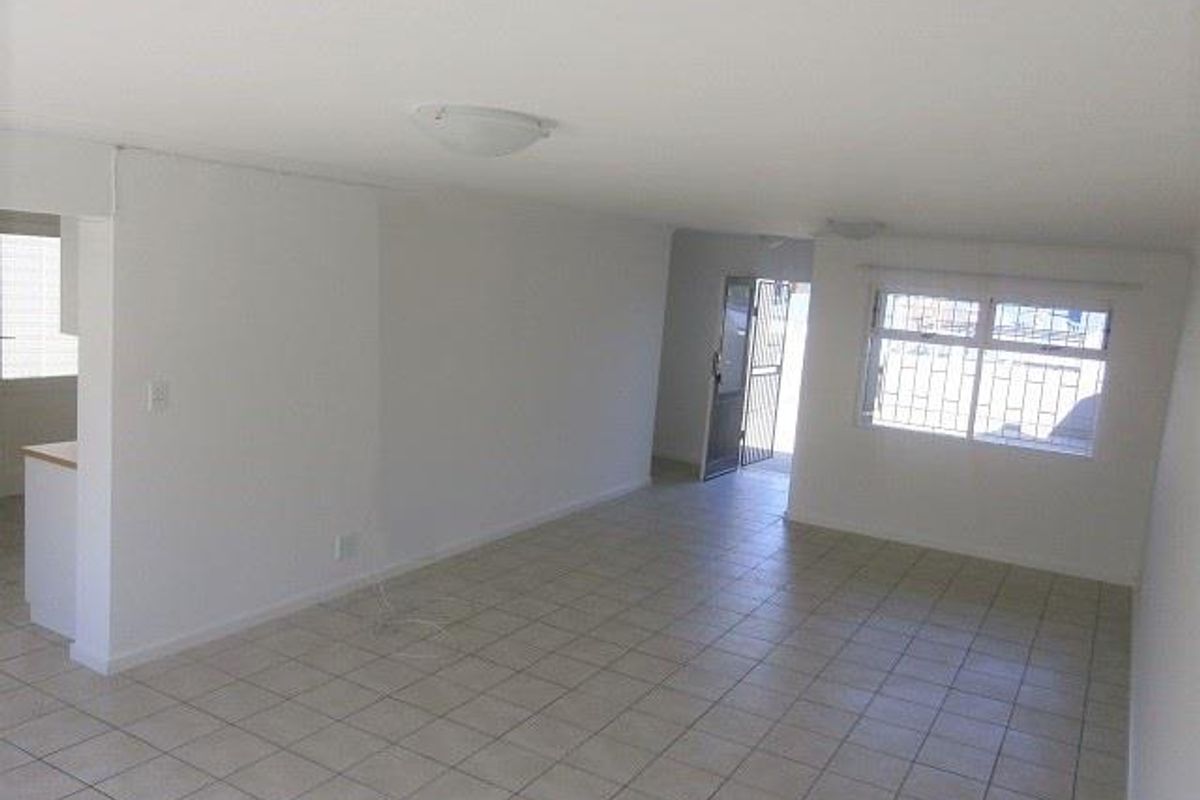 Adorable, spacious Living - Photo 2