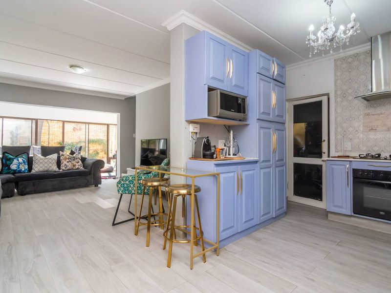 Family friendly estate in a prime location, close to schools, shops, and more!" - Photo 8