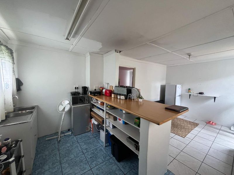 Versatile 4-Bedroom Family Home with 2 Income-Generating Flats – Upington - Photo 8